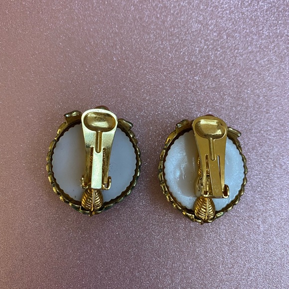 Jewelry - Picture 2 of 3